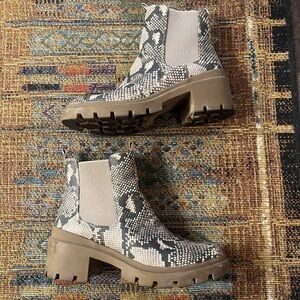 Thick sole, slip on boots 9 and a half. Universal Thread